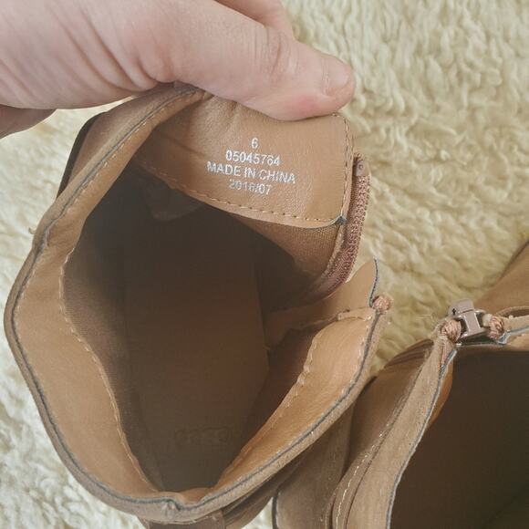 NWOT condition ASOS sz 6 suede tan zip up booties with tassels - Picture 6 of 6